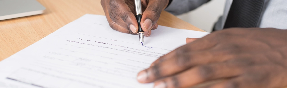 CASS. COM. 15 MAI 2024, N°23-13.990 : LA RÉSOLUTION DU CONTRAT AUX TORTS PARTAGÉS DES PARTIES ET SES CONSÉQUENCES RESTITUTIVES ET INDEMNITAIRES