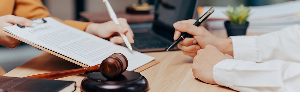 LA SIGNIFICATION A PERSONNE ET L’IDENTITE DE LA PERSONNE RECEVANT L’ACTE PAR COMMISSAIRE DE JUSTICE