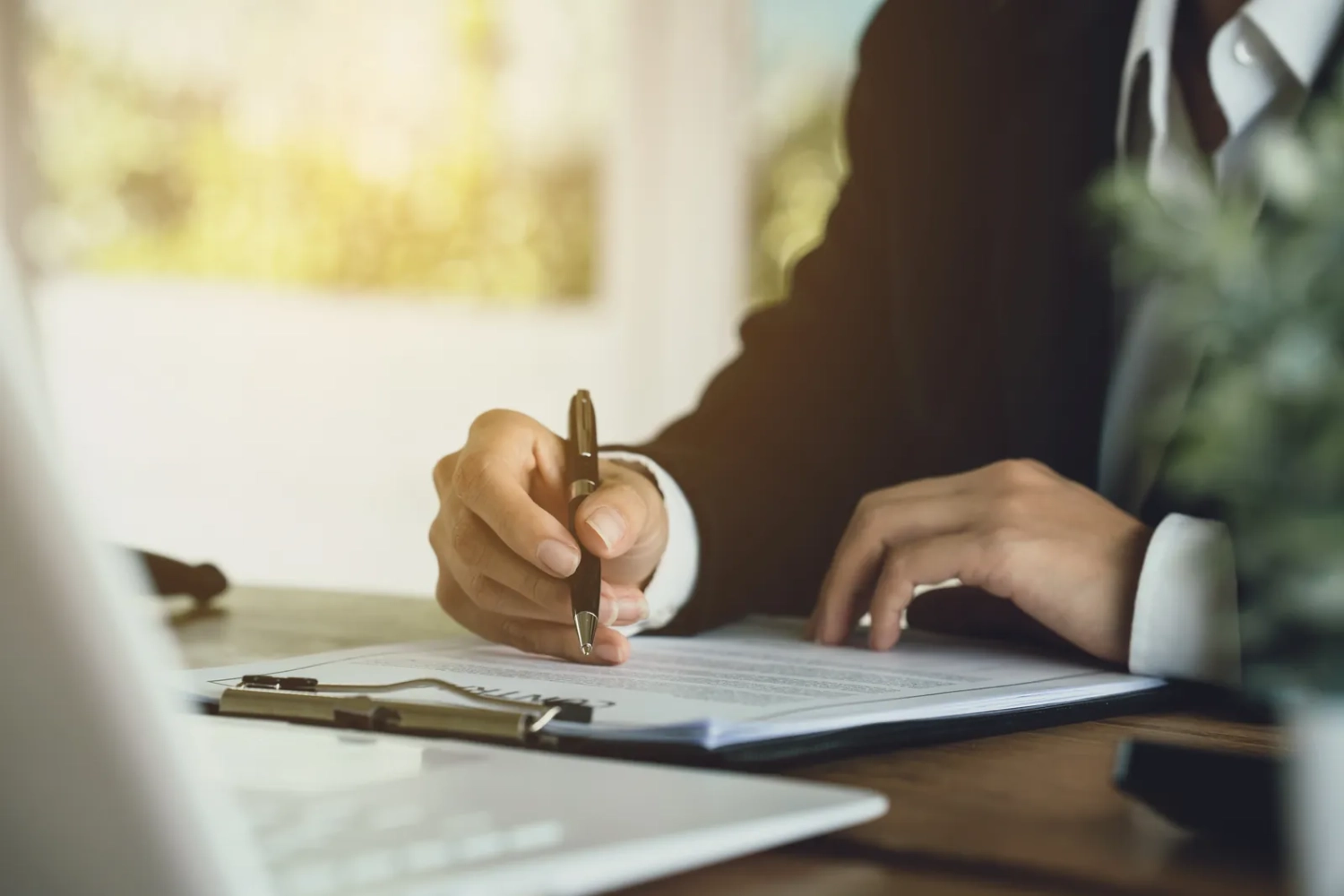 CODE CIVIL OU CODE DE COMMERCE : QUEL FONDEMENT POUR SANCTIONNER UNE CLAUSE ABUSIVE ?